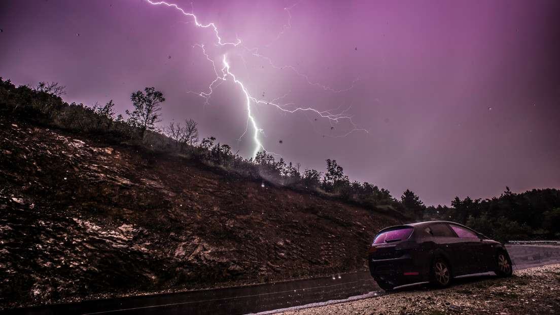 Capta cazador de tormentas momento
en que auto es alcanzado por un rayo