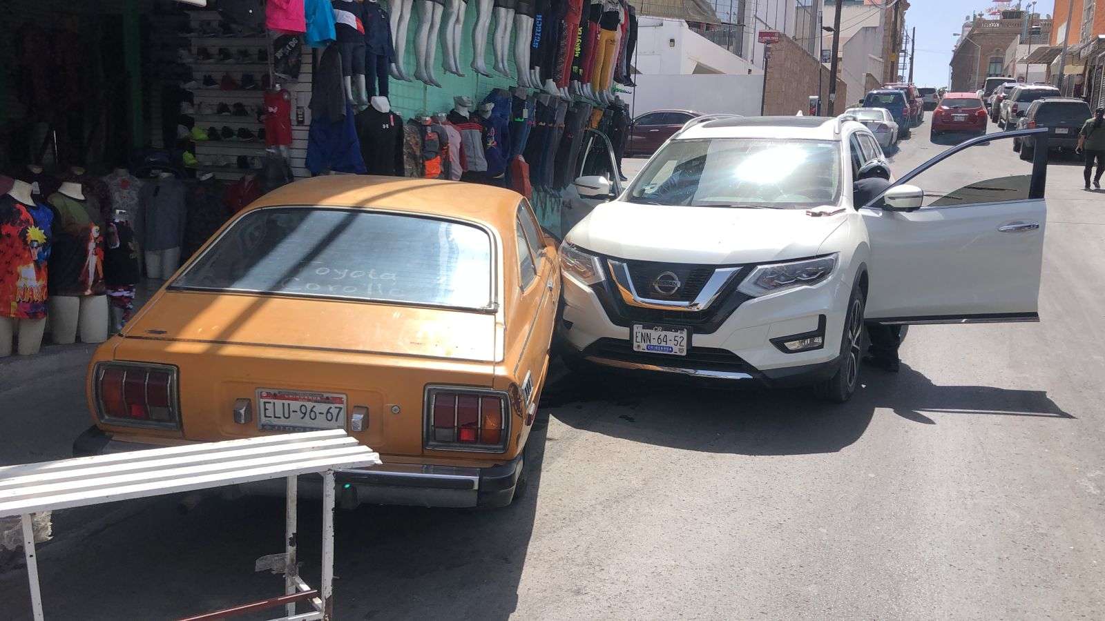 Se le baja el azúcar y choca con auto estacionado | La Opción de Chihuahua