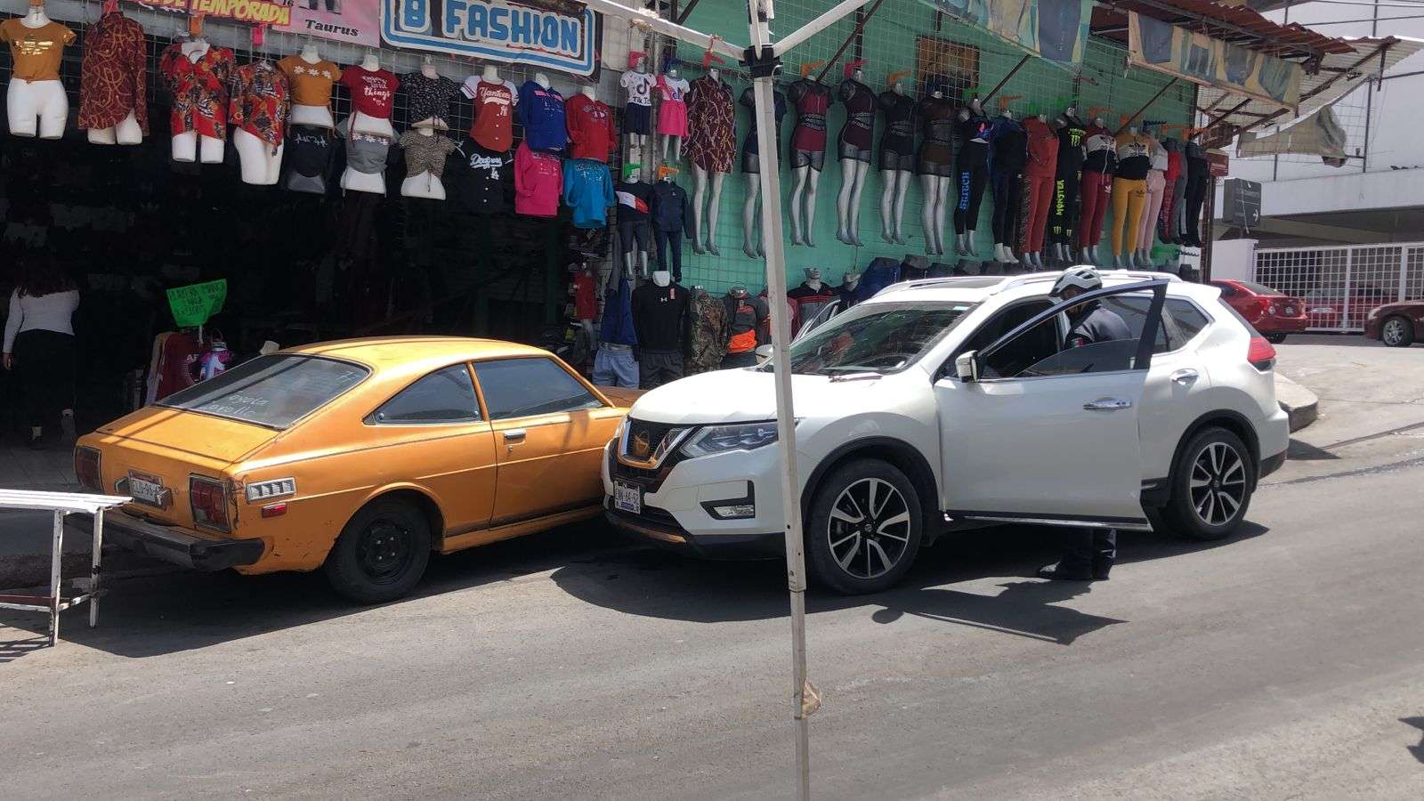 Se le baja el azúcar y choca con auto estacionado | La Opción de Chihuahua