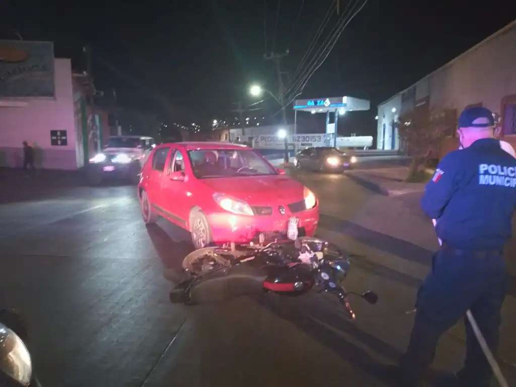 Impacta a una moto al intentar estacionarse en farmacia