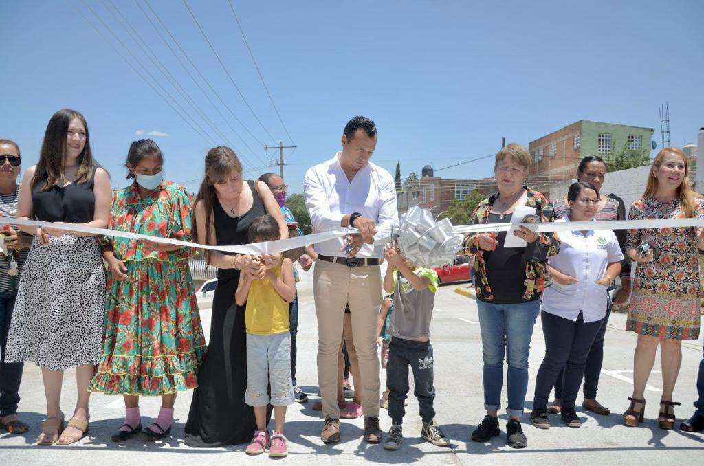 Entrega alcalde pavimentada la calle parís en la loma linda