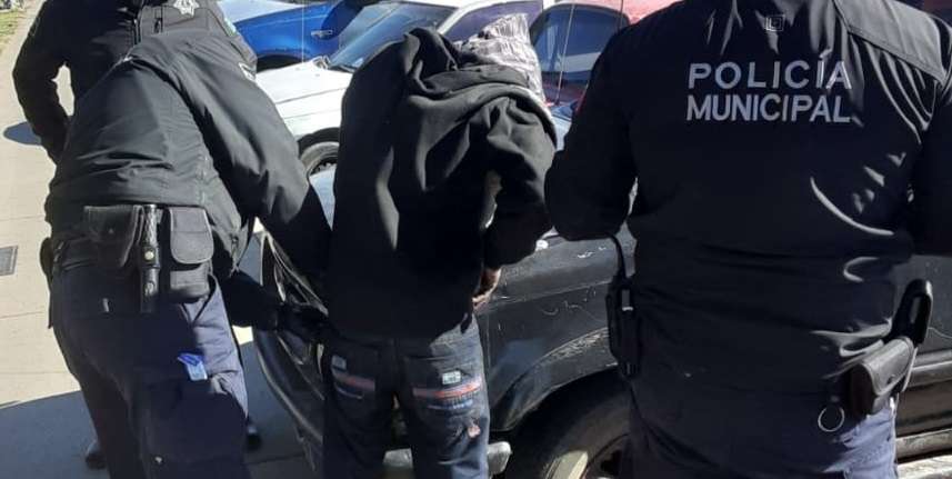 Organizan su fiesta con licor en plaza pública