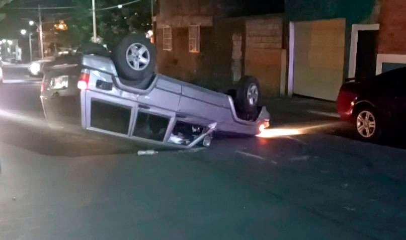 Vuelca camioneta tras chocar con auto estacionado