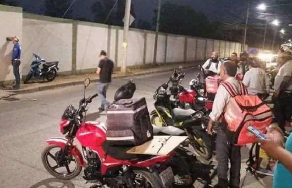 Repartidores rodean cuartel militar para exigir el pago de pollos rostizados