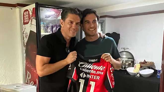 Asiste checo pérez en el clásico tapatío para apoyar al atlas