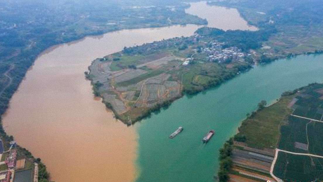 Crea fusión de dos ríos una curiosa frontera bicolor
en china