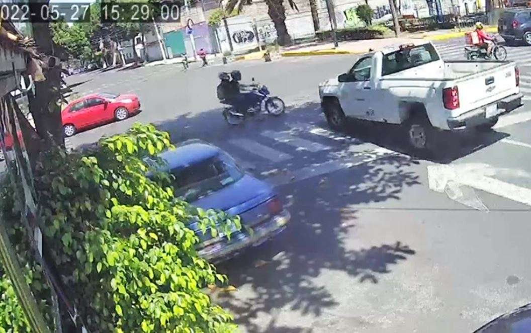Vídeo: embiste camioneta a motociclista y su acompañante