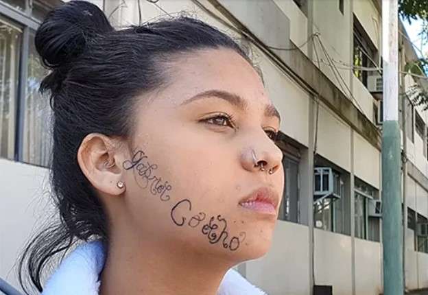 La secuestra su exnovio y le tatúa su nombre en la cara