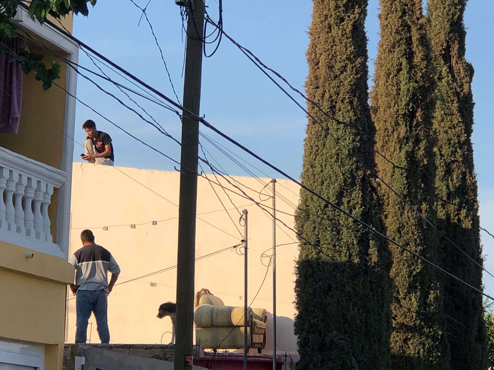 Evitan policías que joven se arroje al vacío desde segundo piso | La ...