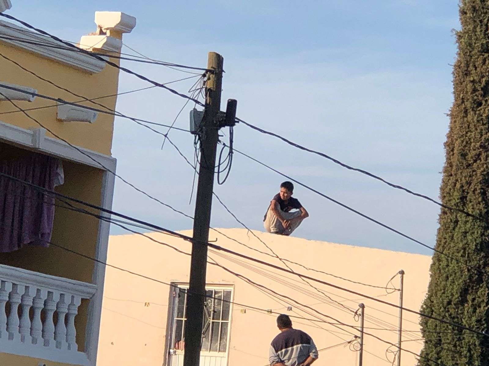 Evitan policías que joven se arroje al vacío desde segundo piso | La ...