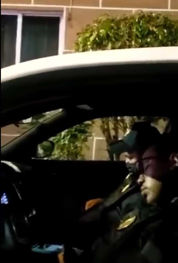Captan a policías dormidos dentro de patrulla en cdmx