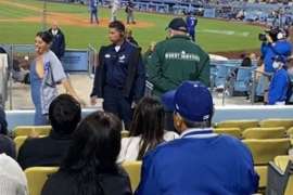 Mujer enseña sus pechos en el partido de los dodgers y la retiran por la fuerza