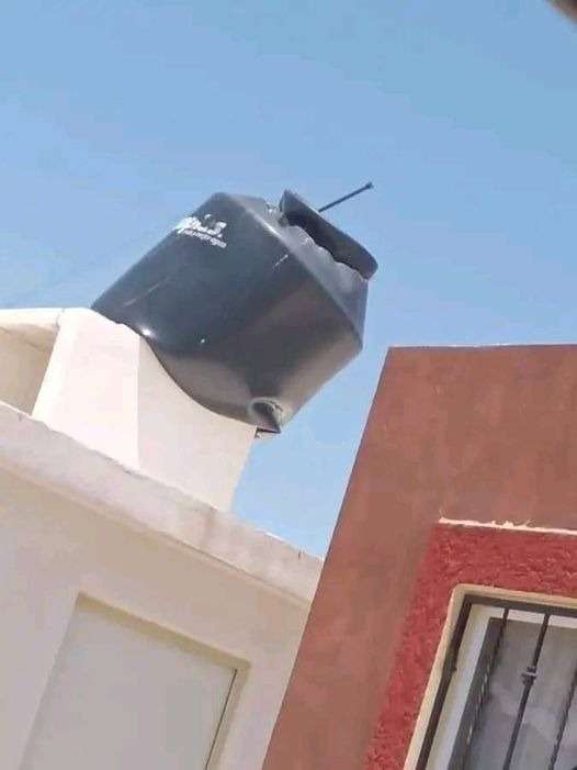 Derrite calorón tinaco en azotea de casa