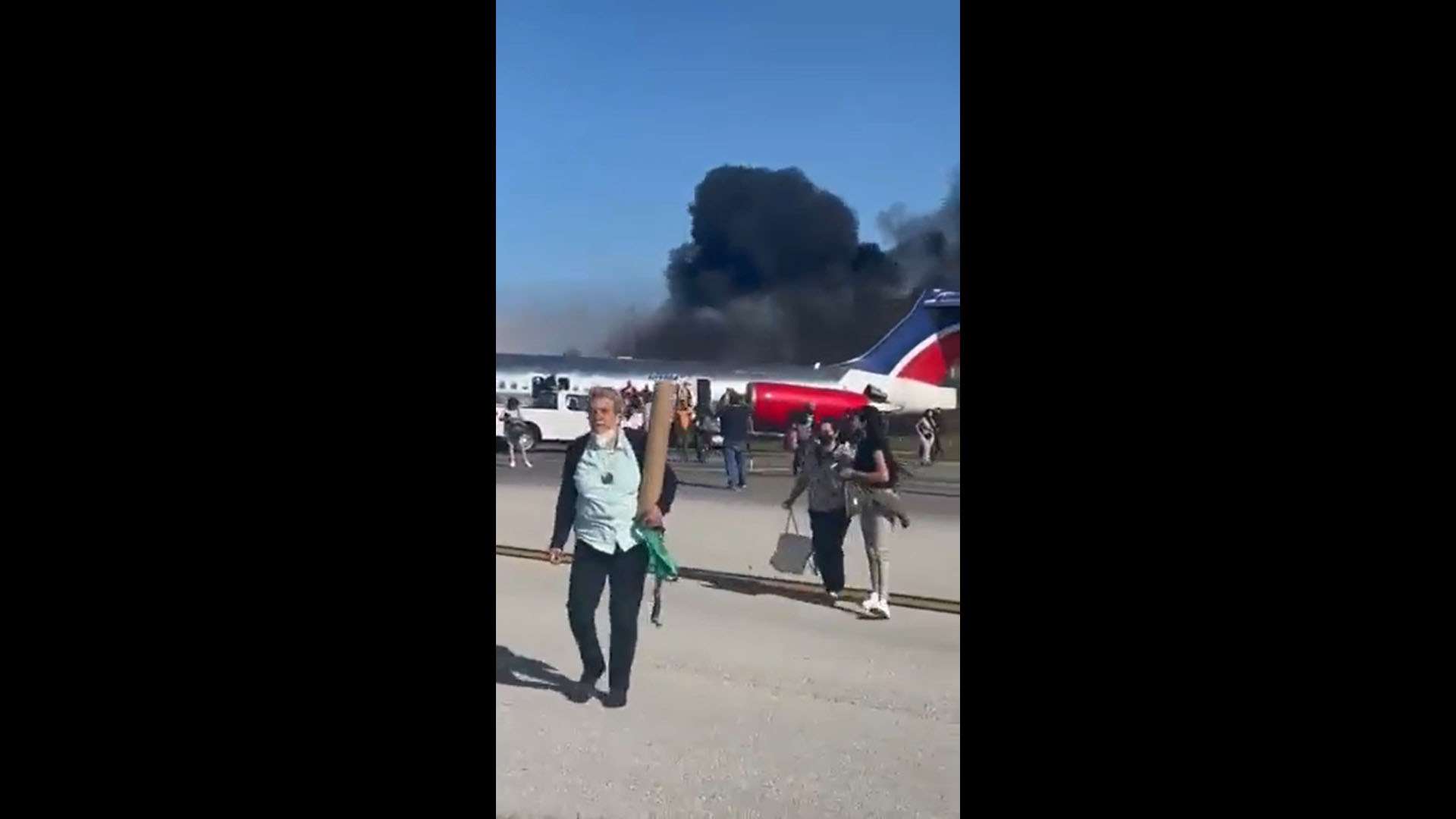 Avión se incendia al aterrizar en Miami; pasajeros logran salir