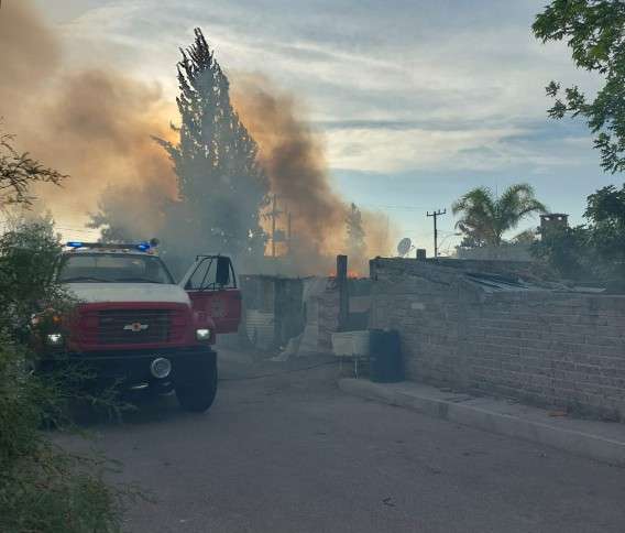 Consume incendio tres cuartos de madera en jiménez