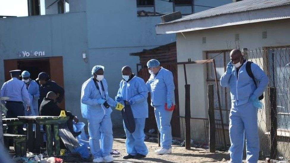 Hallan 20 jóvenes muertos en club nocturno de sudáfrica