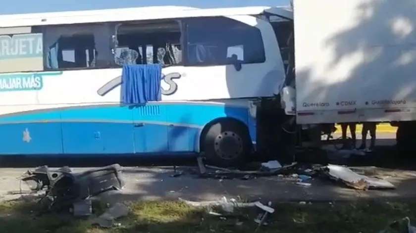 Choque entre autobús y tráiler deja al menos 12 personas lesionadas
