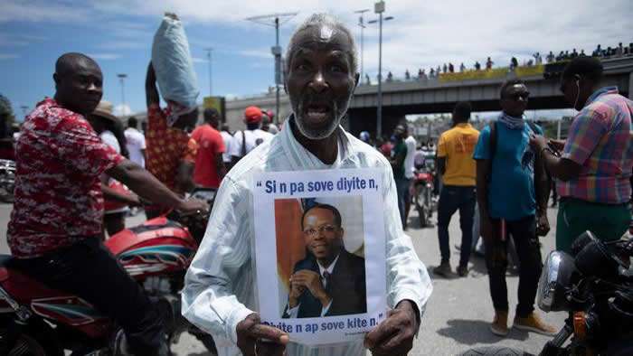 Reclaman miles de haitianos a aristide como presidente de transición