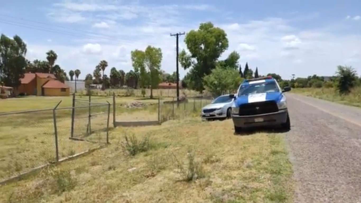 Vuelca conductor ebrio y huye en la rúa a lago colina