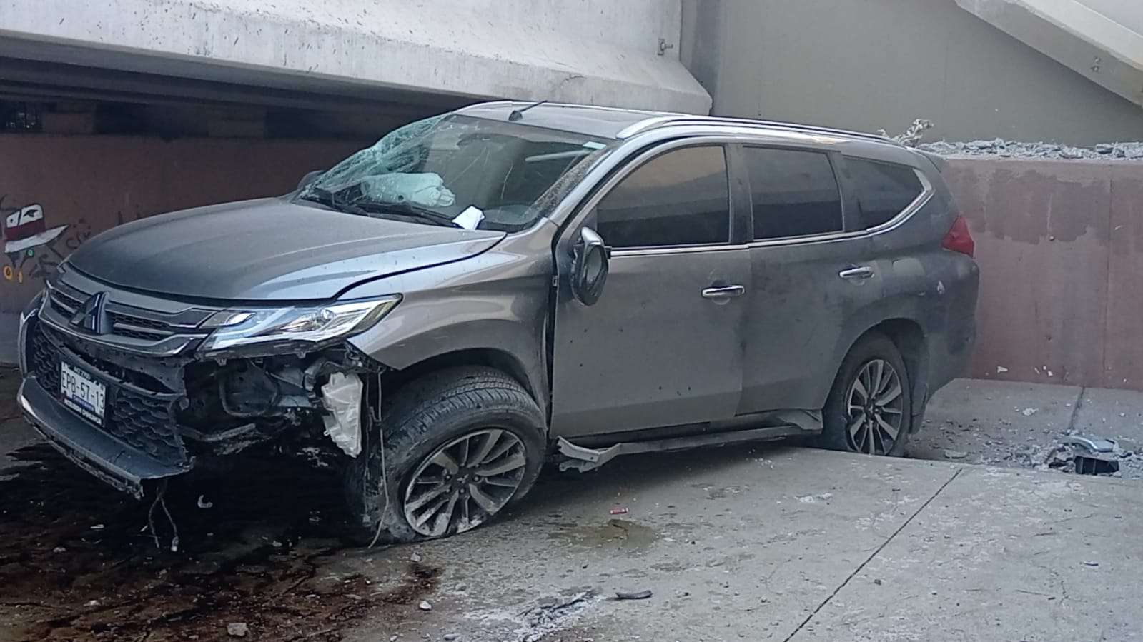 Pierde el control y se impacta contra muro en La Cantera | La Opción de ...