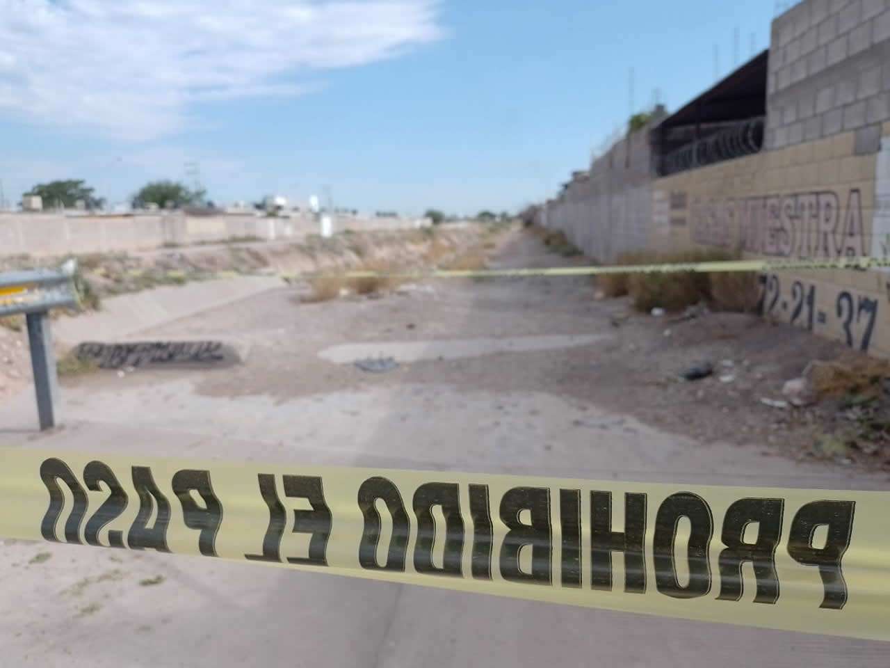 Hallan encobijado atrás de campo real