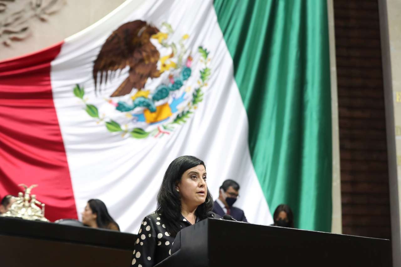 Plantean captar agua de lluvia y energía solar en edificios públicos