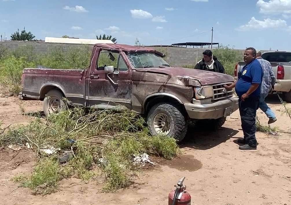 Se lesionan dos al volcar pick up en aldama