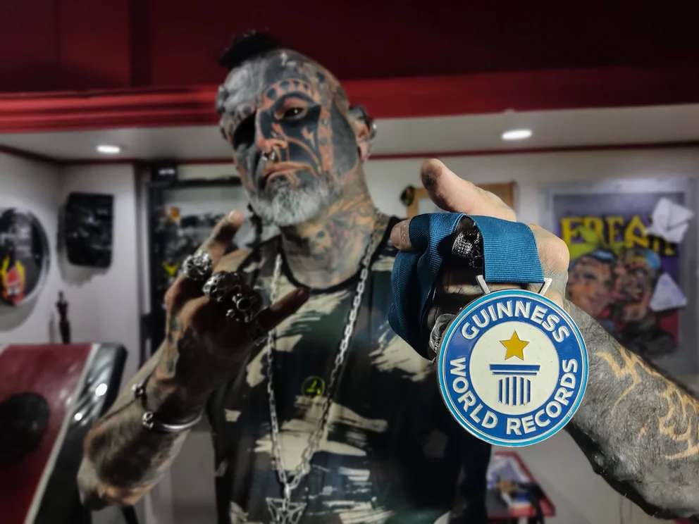 Una joven tatuadora quiere superar el récord Guinness de las