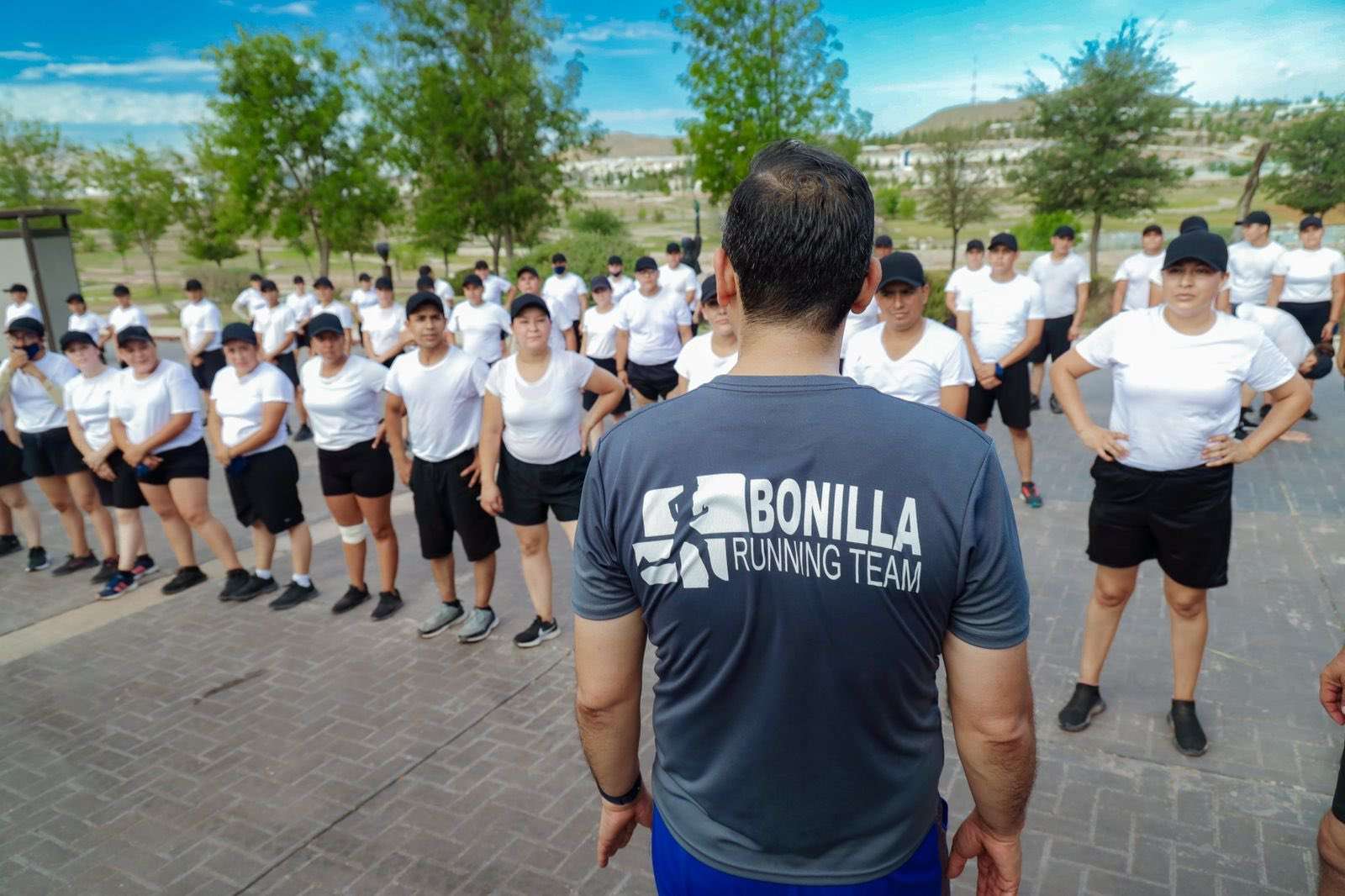 Corre alcalde con cadetes de la academia de policías y bomberos La Opción de Chihuahua