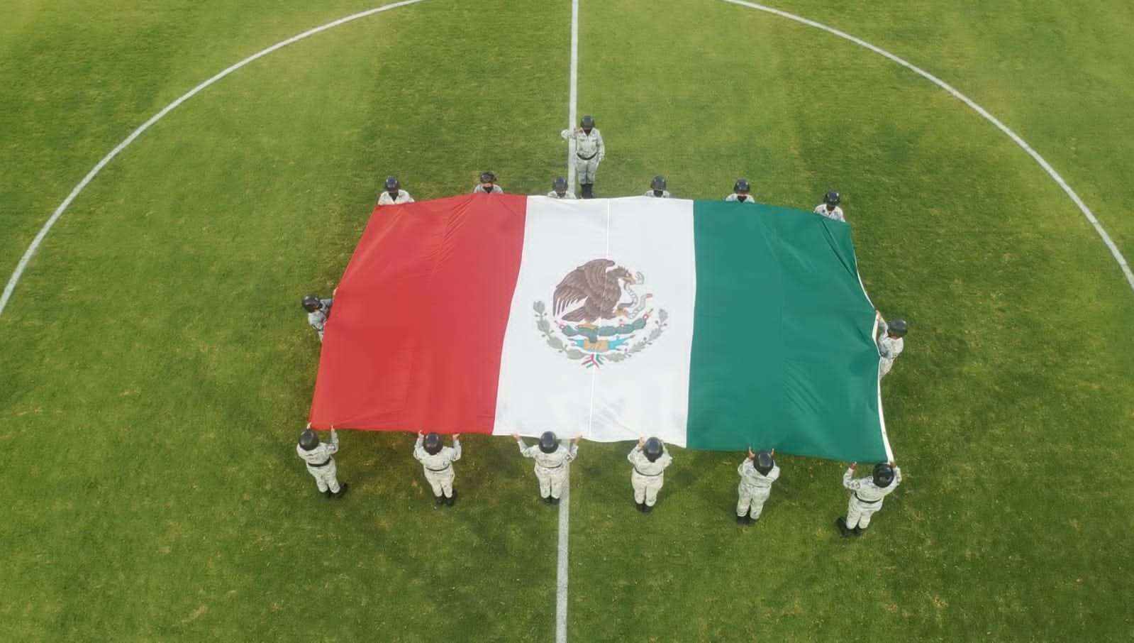 Despliegan militares bandera en el estadio benito juárez