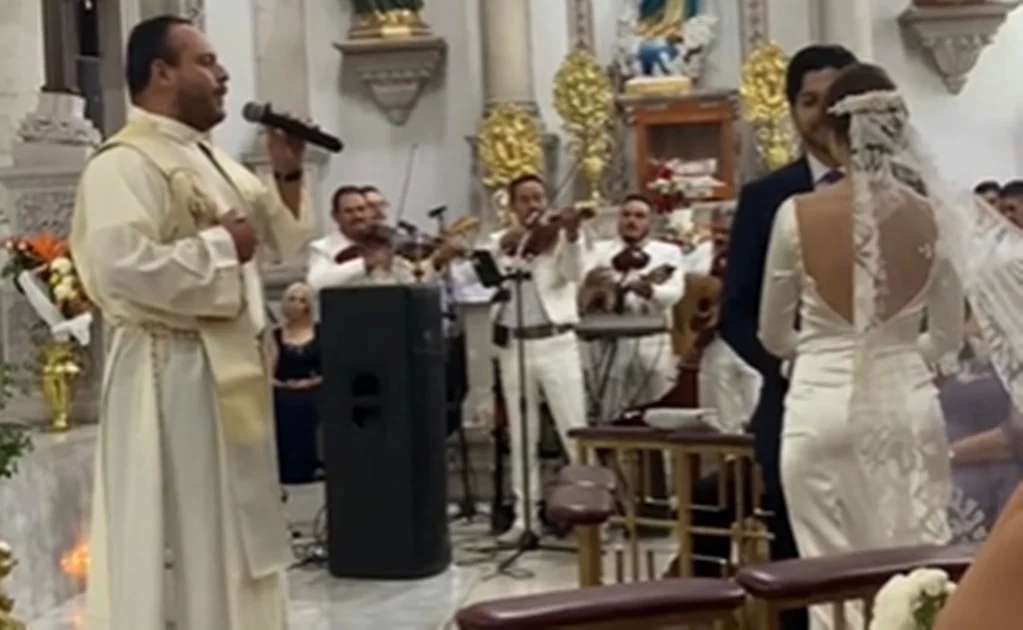 Se viraliza sacerdote que canta canción de la ms en boda