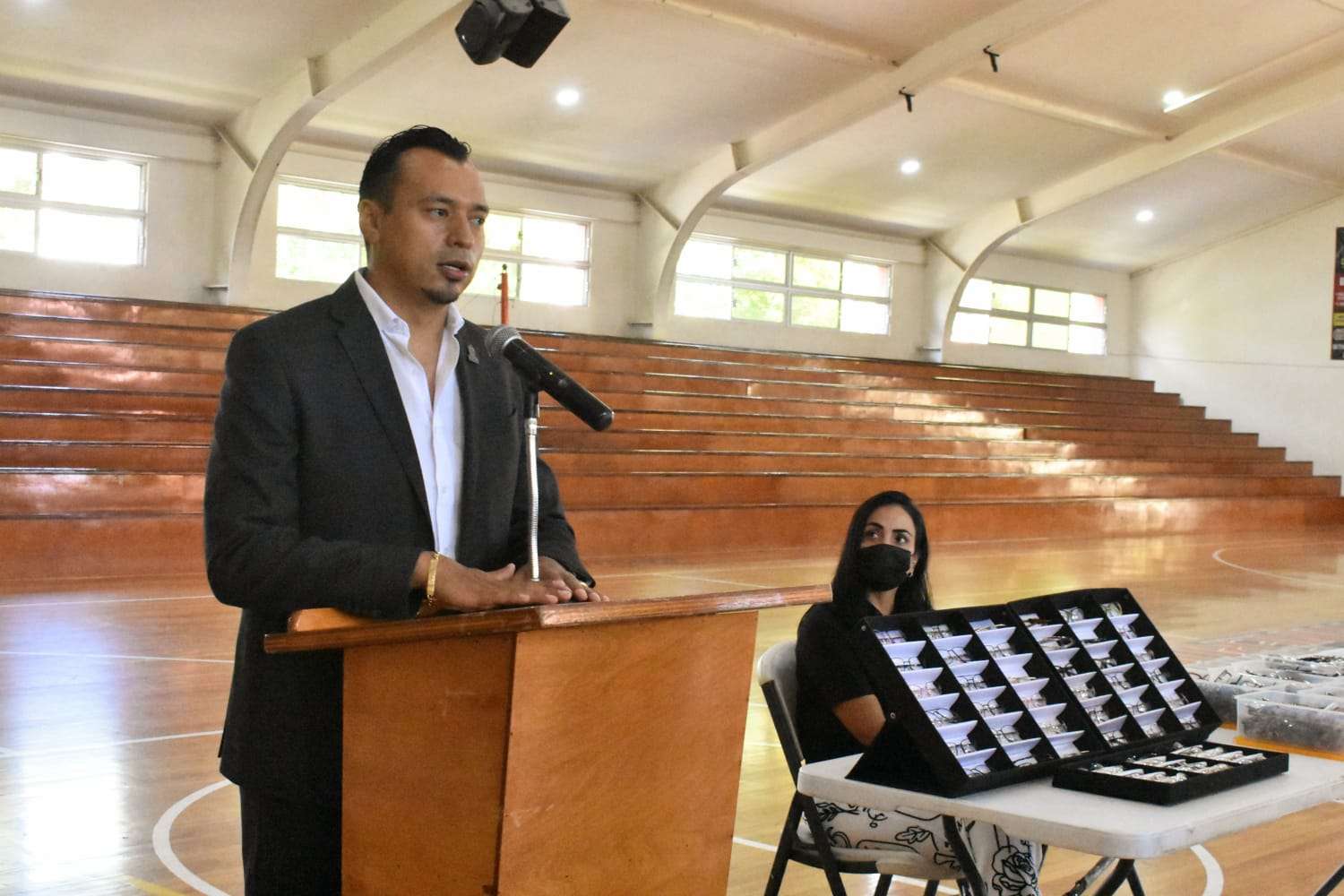 Inicia alcalde césar peña entrega de 500 lentes gratuitos