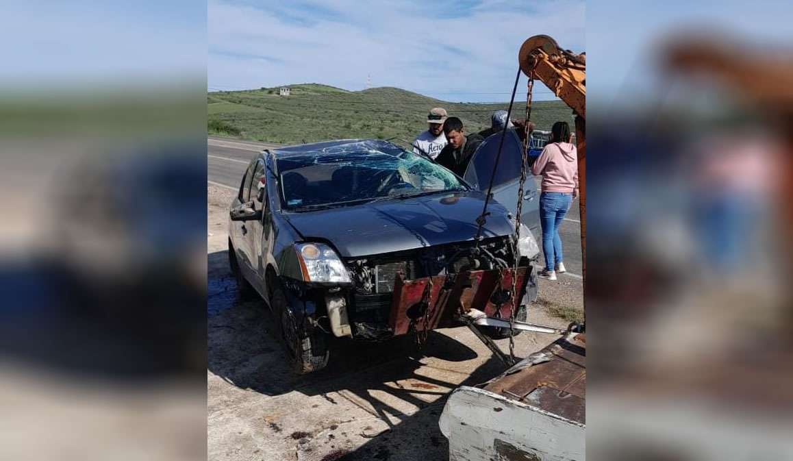 Vuelca conductora en puente alegre