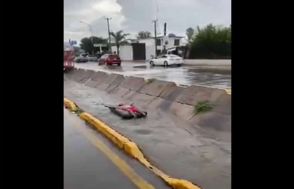 Captan a joven surfeando en colchón inflable sobre el canal gómez morín 