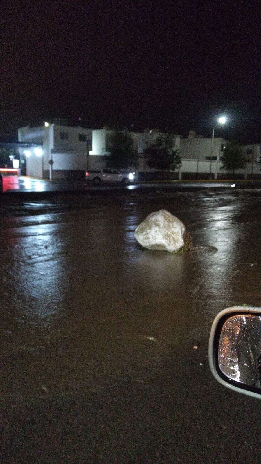 Se desborda arroyo en el fraccionamiento molino de agua 