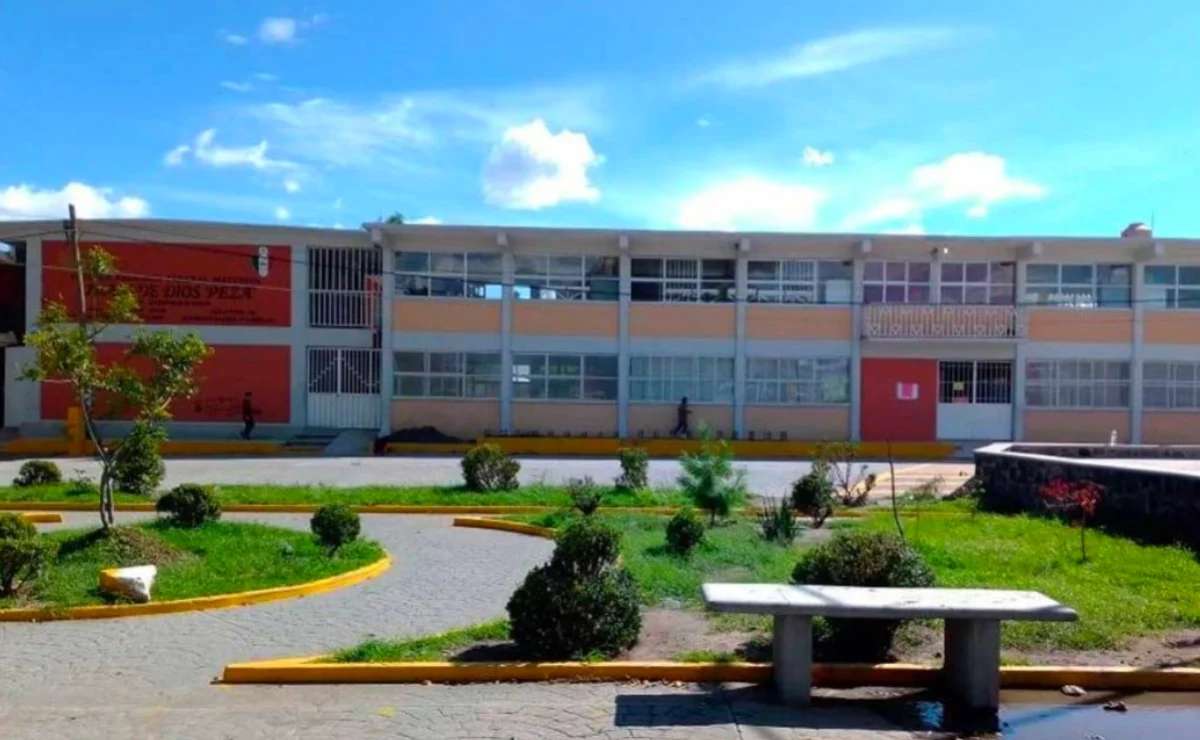 Cobra maestra 5 pesos a alumnos si le ven las piernas o el escote