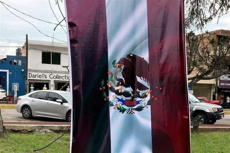 Quitan tricolor a banderas en Nayarit y les ponen guinda