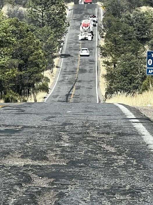 Toman habitantes de Tomochi carretera,  impiden paso a foráneos 