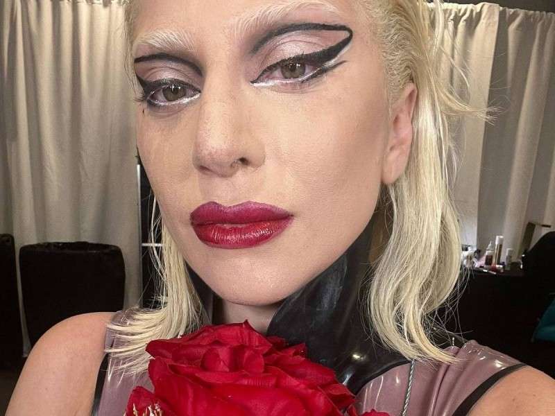 Llora Lady Gaga tras suspender concierto en Miami