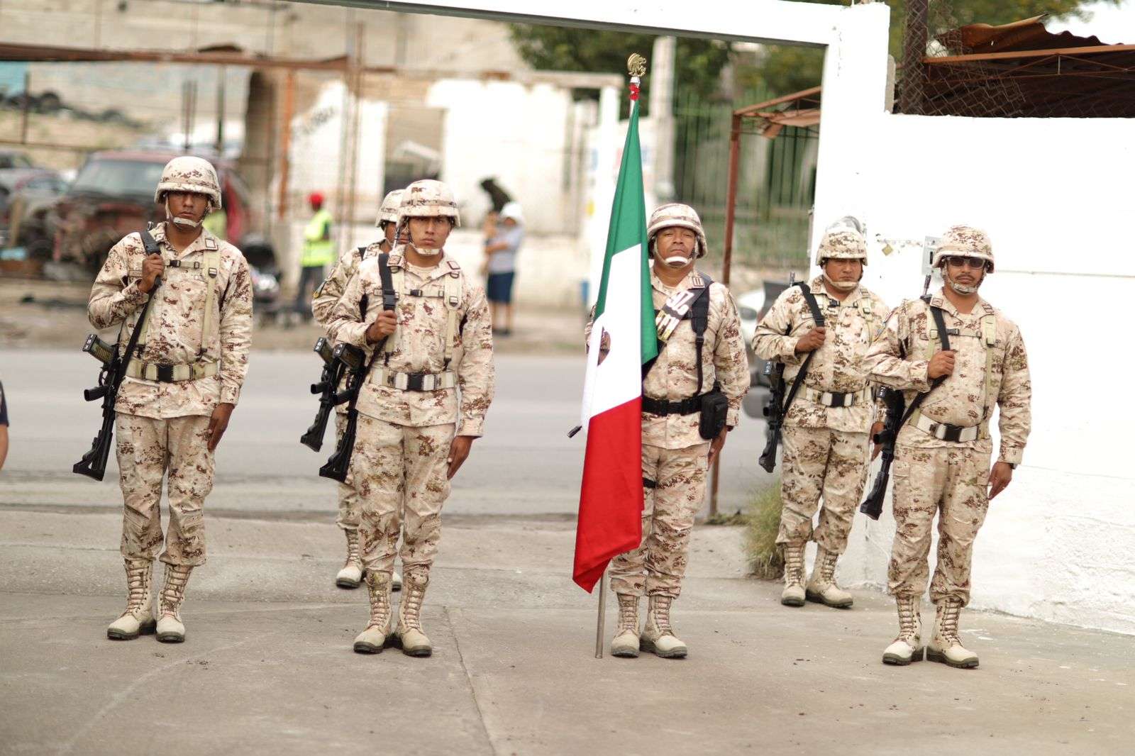 Realizan Honores a la Bandera en vivienda particular | La Opción de ...