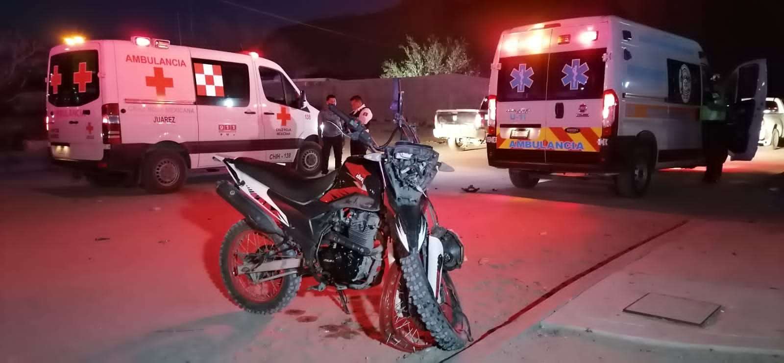 Jóvenes sufren accidente vial; iban en motocicleta