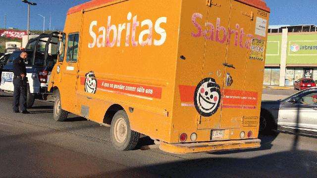 Detiene el tráfico Camión de Sabritas, se le quedo tirado 