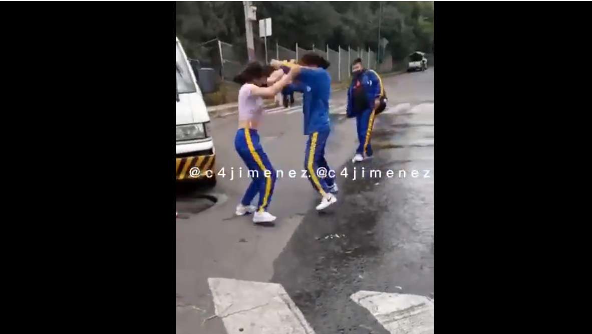 ¡Se dieron con todo! Graban a alumnas peleándose