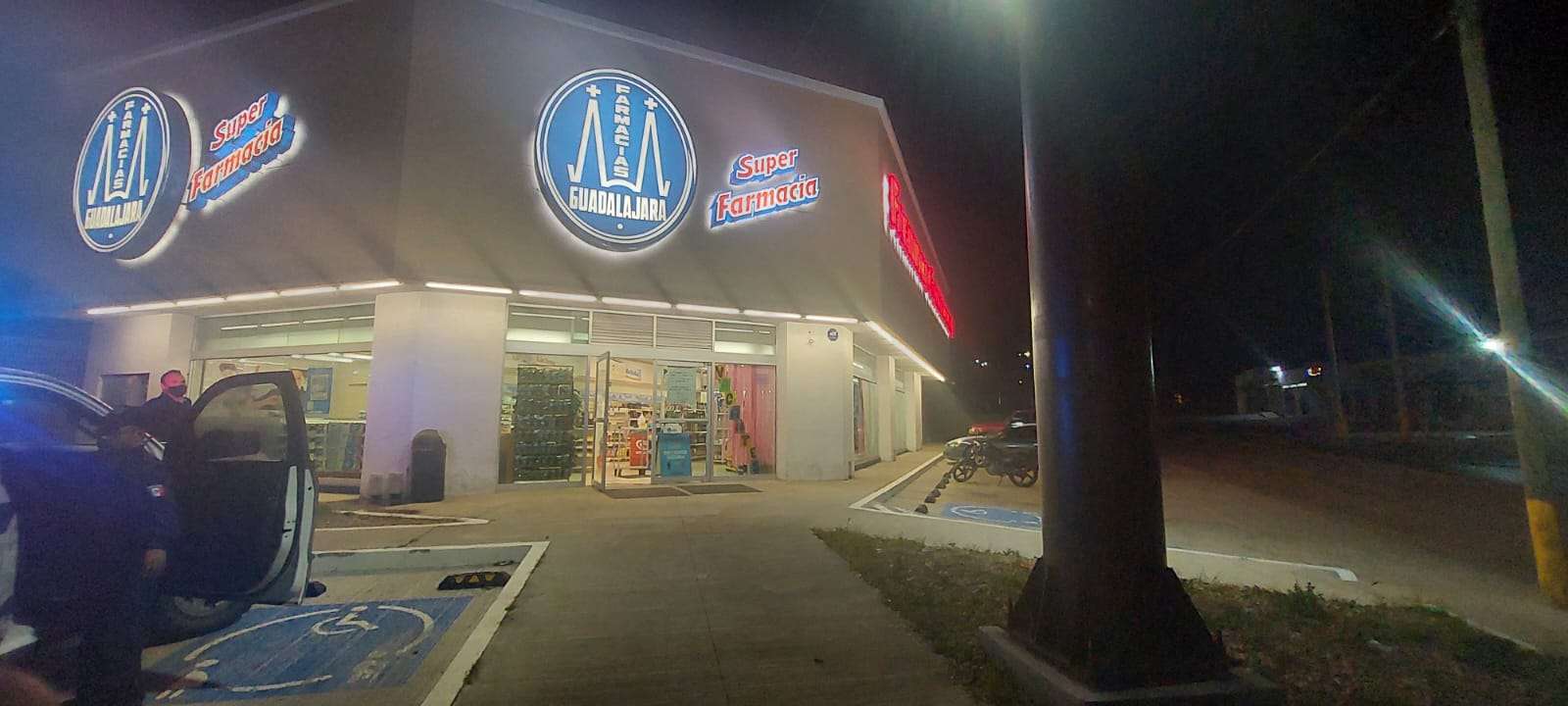 Asalto armado en Farmacias Guadalajara