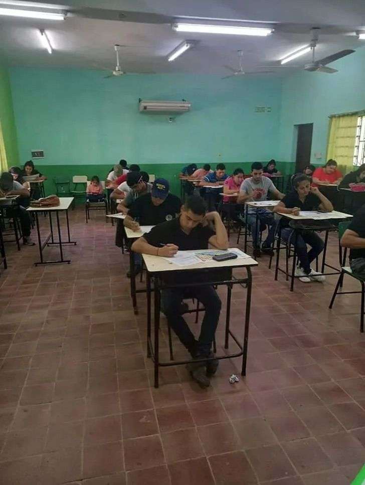 Ele não tinha onde deixar sua filha: ele a levou com ele para a universidade para fazer suas provas