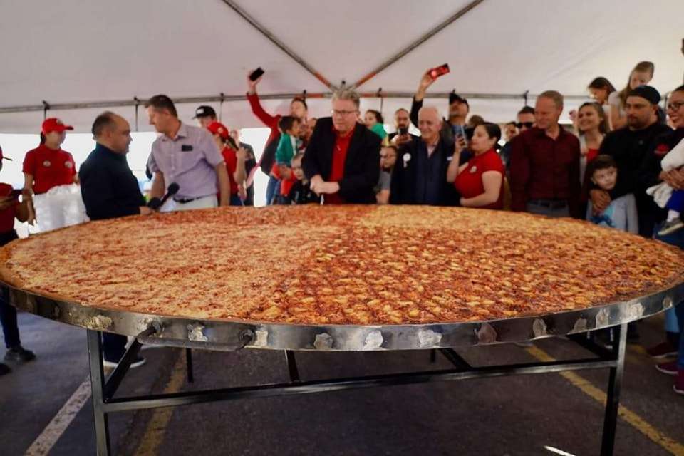 Elaboran Menonitas pizza gigante por 25 aniversario de Pizzería La Sierra |  La Opción de Chihuahua