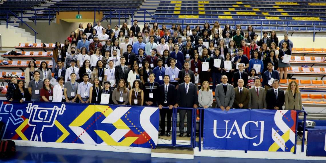 Reconoce UACJ a estudiantes destacados e integrales