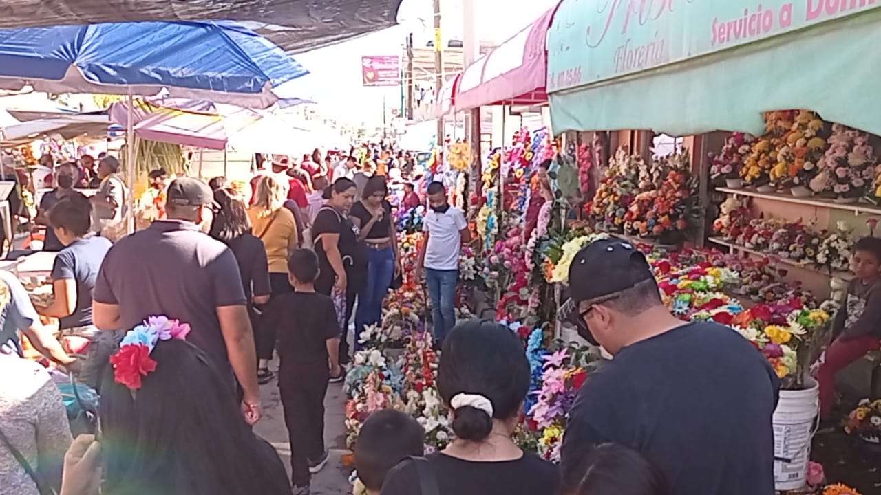 Cientos visitan el panteón Colina y su Feria del Hueso La Opción de