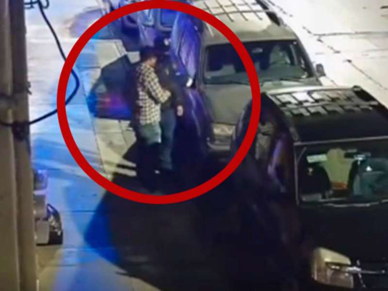 Lo escoltan policías hasta el cajero para que les pagara la mordida