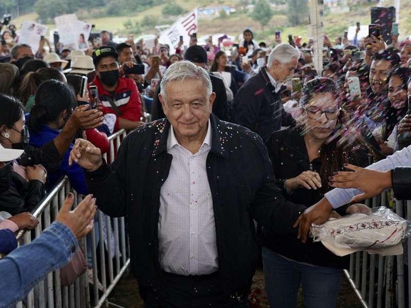 López Obrador pide a empresarios no avorazarse